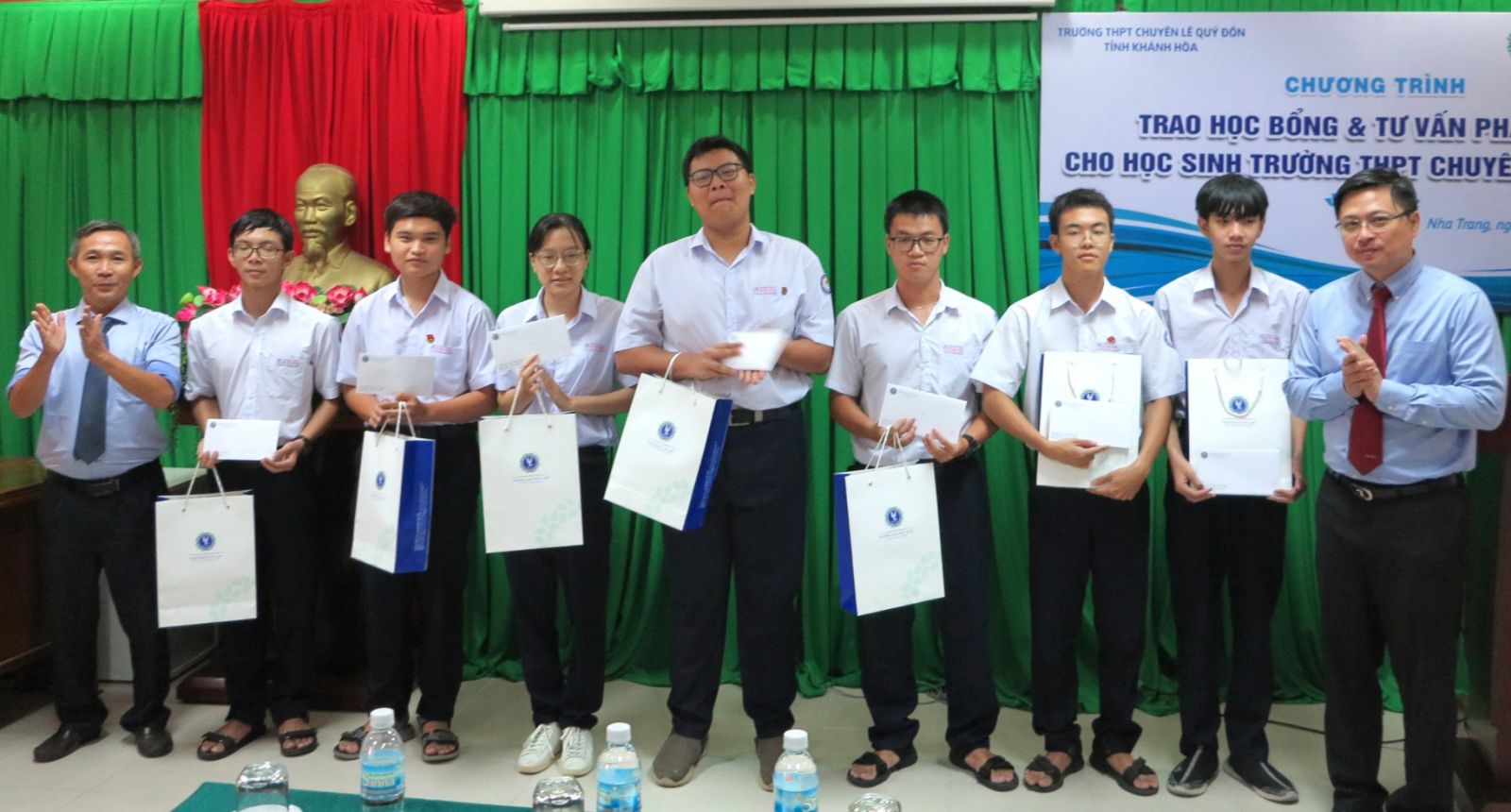 Trường Đại học Luật TP. Hồ Chí Minh: Tư vấn pháp luật và trao học bổng cho học sinh Trường THPT Chuyên Lê Quý Đôn